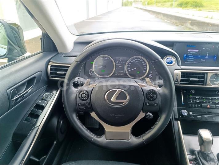 LEXUS IS 300h Hybrid